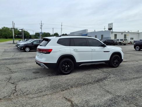 Used 2025 Volkswagen Atlas Peak Edition SE AWD/4WD image 17