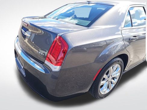 Used 2022 Chrysler 300 Touring image 10