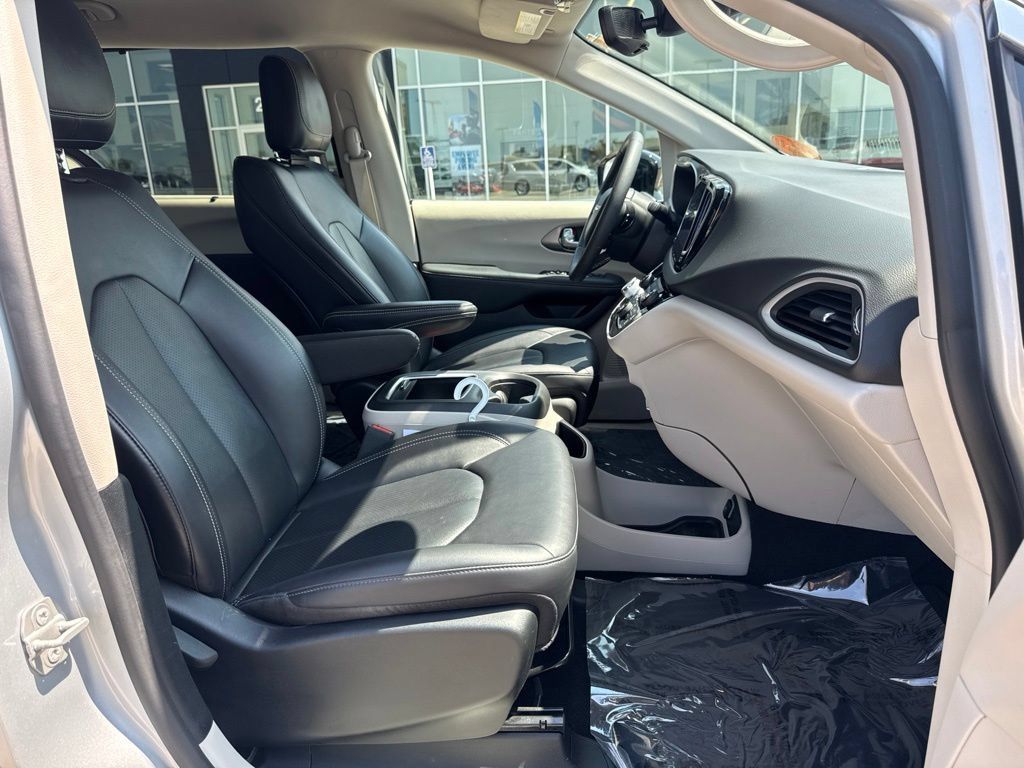Certified 2024 Chrysler Pacifica Touring-L FWD image 28