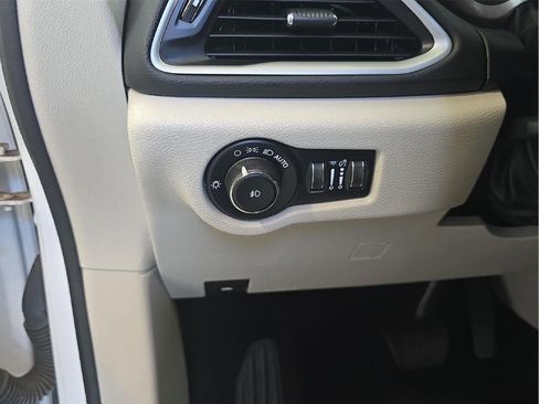 Used 2023 Chrysler Pacifica Touring-L FWD image 9