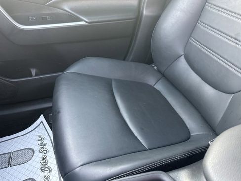 Used 2022 Toyota RAV4 XLE Premium image 29