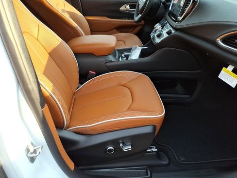 New 2026 Chrysler Pacifica Pinnacle image 7