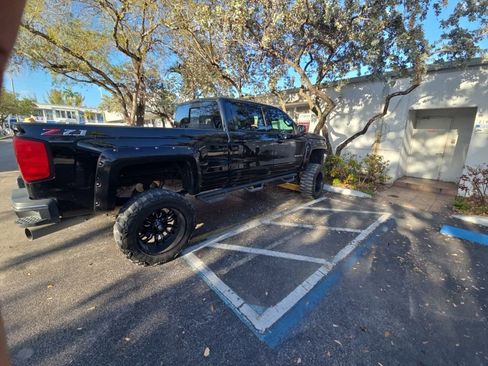 Used 2019 Chevrolet Silverado 2500 LT w/ LT Convenience Package image 3