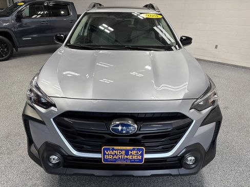 Used 2025 Subaru Outback Premium AWD/4WD image 2