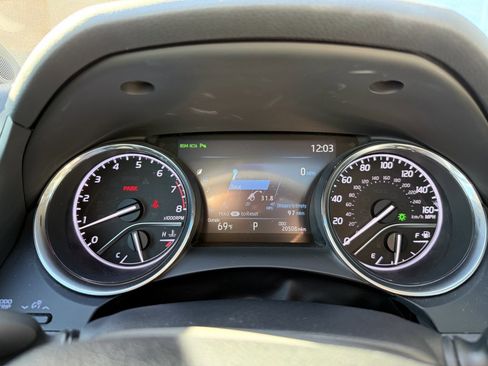 Used 2020 Toyota Camry XLE image 16