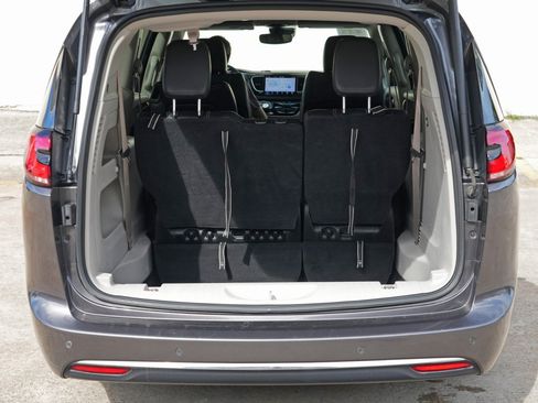 Used 2022 Chrysler Pacifica Touring-L FWD image 9