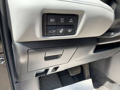 Used 2022 Toyota Highlander Platinum AWD/4WD image 32