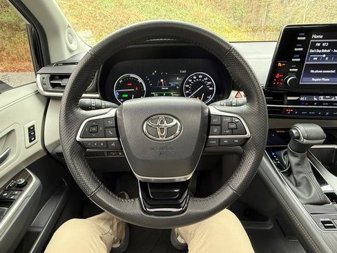 Used 2023 Toyota Sienna Limited image 26