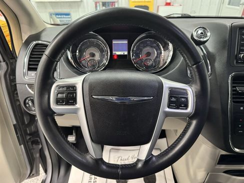 Used 2014 Chrysler Town & Country Touring image 7