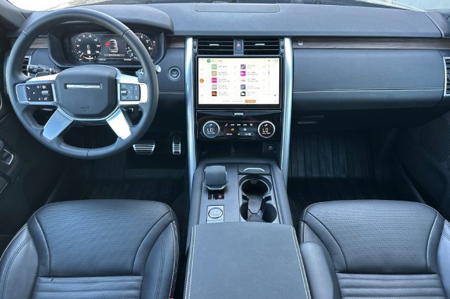 Certified 2025 Land Rover Discovery Dynamic SE AWD/4WD image 12
