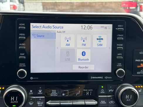 Used 2022 Toyota Highlander XLE AWD/4WD image 20