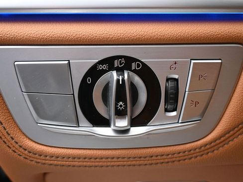 Used 2022 BMW 750i xDrive 750i xDrive w/ Executive Package image 19