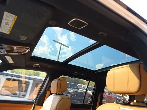 Used 2023 Jeep Grand Wagoneer Series III AWD/4WD image 11