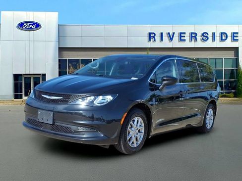 Used 2023 Chrysler Voyager LX FWD image 3