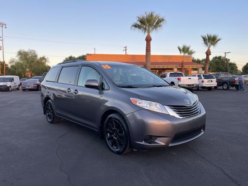 Used 2015 Toyota Sienna LE image 7