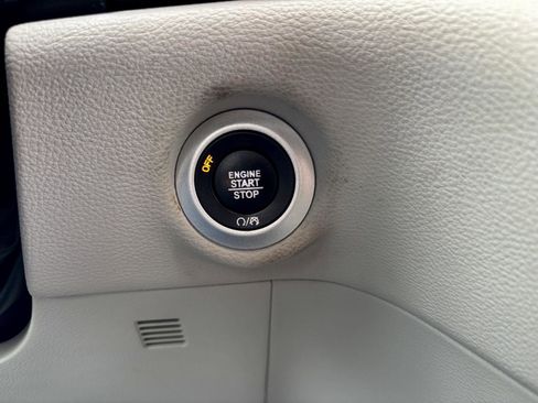 Used 2021 Chrysler Pacifica Touring-L FWD image 5