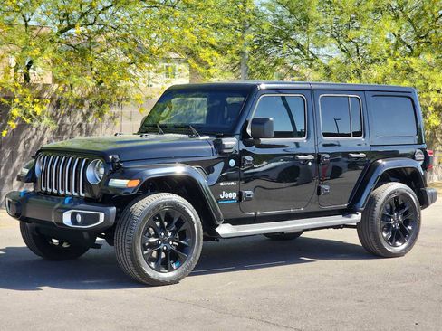 Used 2023 Jeep Wrangler Sahara w/ Cold Weather Group AWD/4WD image 4