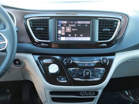 Used 2024 Chrysler Voyager LX image 14