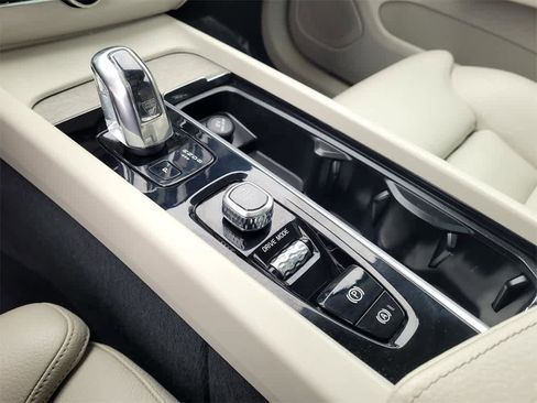 Used 2018 Volvo XC60 T8 Inscription w/ Advanced Package image 17