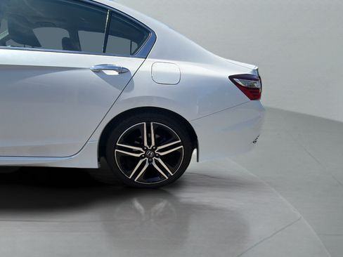 Used 2017 Honda Accord Touring image 38