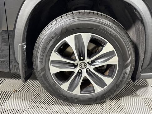 Used 2020 Toyota Highlander XLE AWD/4WD image 11