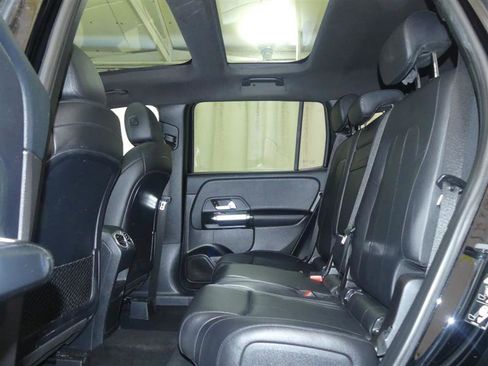 Used 2020 Mercedes-Benz GLB 250 4MATIC w/ Premium Package image 25