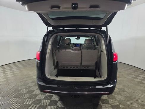 Used 2017 Chrysler Pacifica Limited image 17