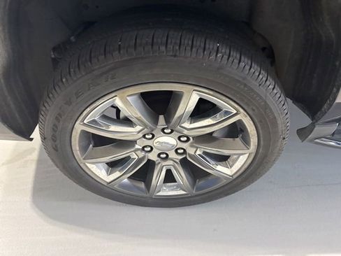 Used 2019 Chevrolet Suburban Premier image 12