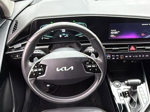 Used 2023 Kia Niro EX image 13