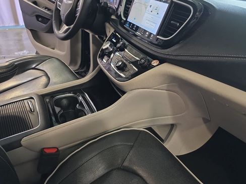 Used 2023 Chrysler Pacifica Limited FWD image 18