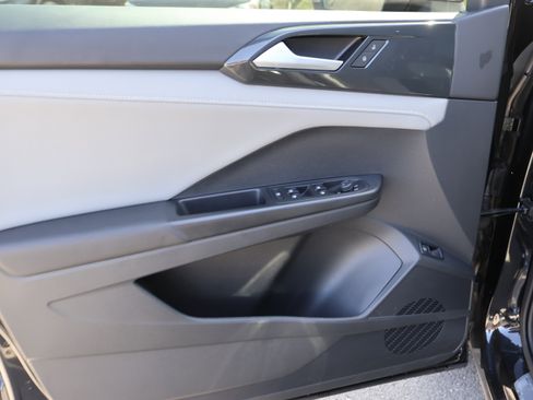 Used 2023 Volkswagen Taos SEL image 24