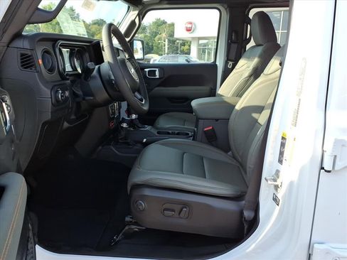 New 2025 Jeep Gladiator Mojave image 10