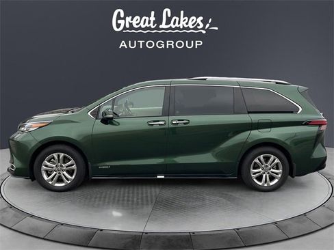 Used 2021 Toyota Sienna Platinum image 2