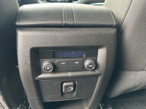 Used 2023 Chevrolet Traverse LT image 25