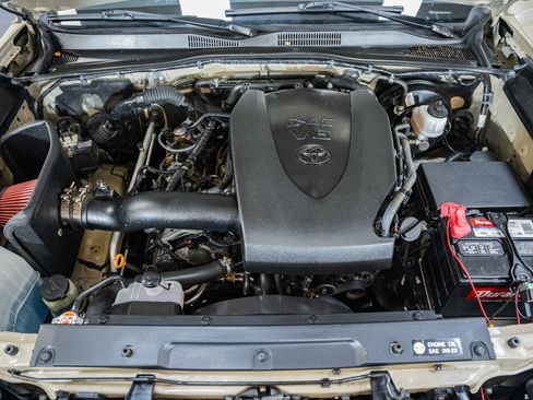 Used 2018 Toyota Tacoma SR5 AWD/4WD image 29