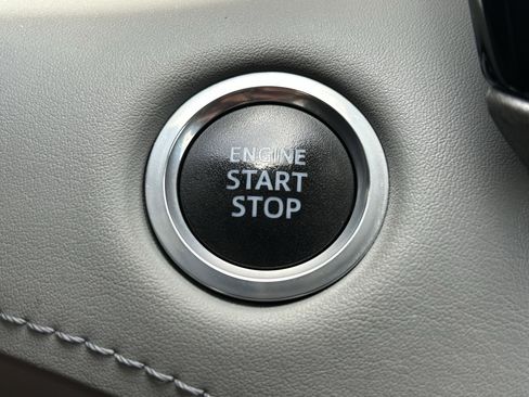 Used 2020 Toyota Highlander XLE AWD/4WD image 35