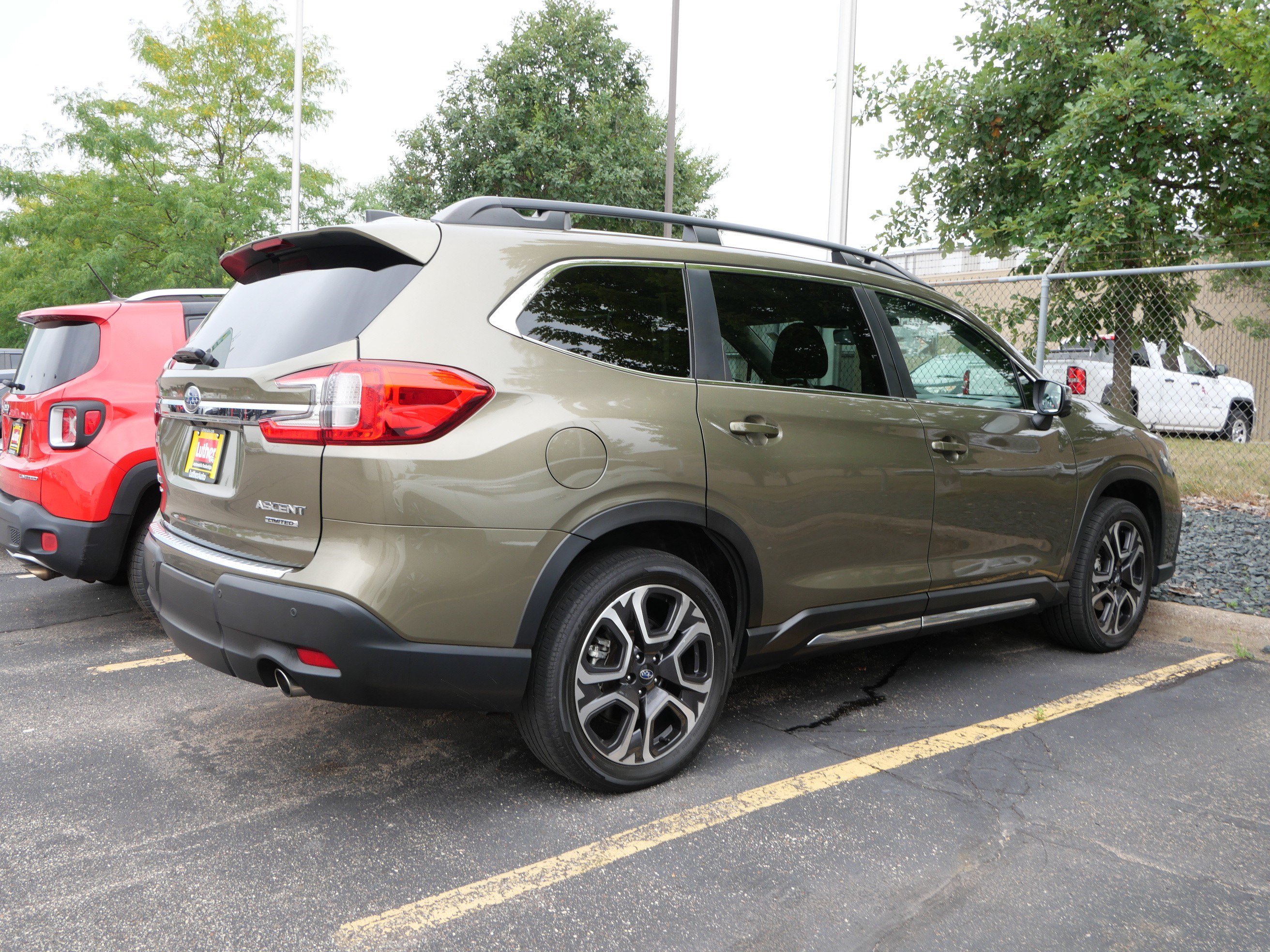 Used 2023 Subaru Ascent Limited w/ Technology Package AWD/4WD image 4