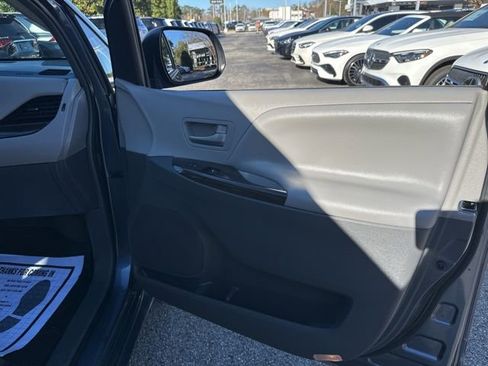 Used 2017 Toyota Sienna XLE Premium image 38