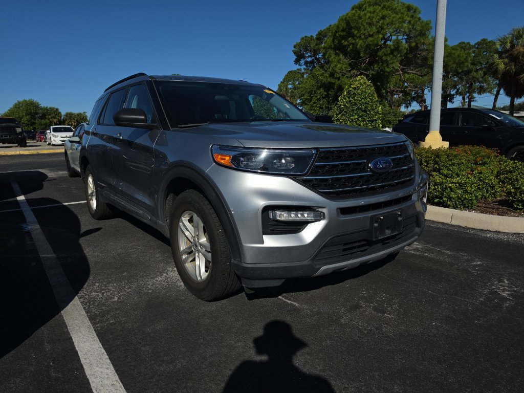 Used 2023 Ford Explorer XLT w/ Equipment Group 202A AWD/4WD image 2
