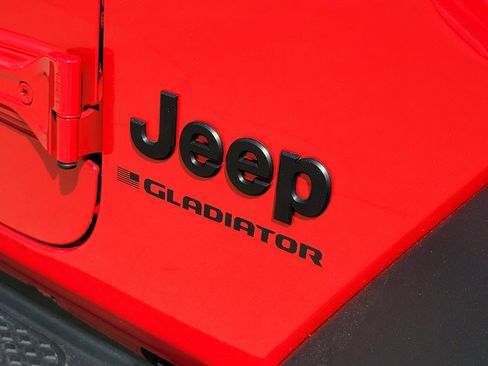 Used 2024 Jeep Gladiator Sport AWD/4WD image 8