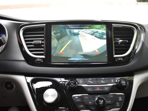 Used 2024 Chrysler Pacifica Touring-L FWD image 28