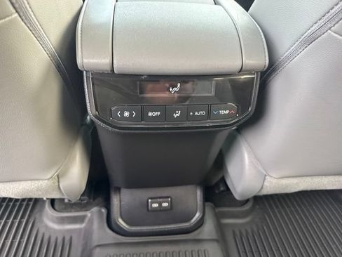 Used 2023 Toyota Highlander XLE AWD/4WD image 38