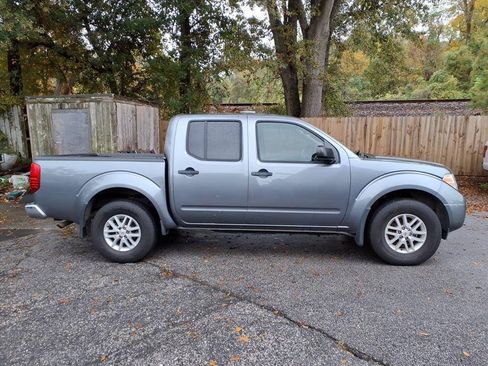 Used 2020 Nissan Frontier SV AWD/4WD image 2