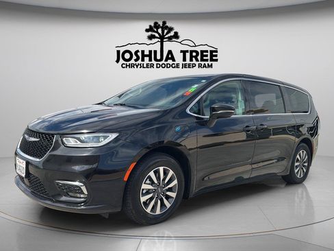 Used 2024 Chrysler Pacifica Limited FWD image 3