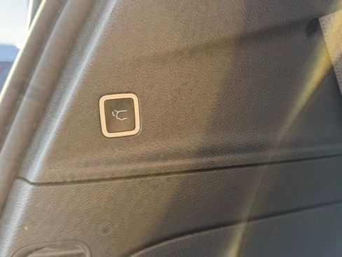 Used 2025 Chrysler Pacifica Select image 12