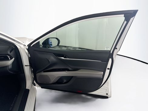 Used 2020 Toyota Camry SE w/ Convenience Package FWD image 30