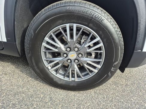 Used 2025 Chevrolet Traverse LT image 9