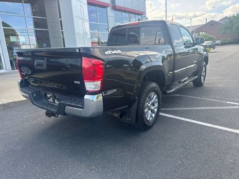 Used 2017 Toyota Tacoma SR5 w/ Tow Package AWD/4WD image 3