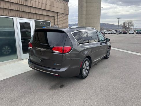 Used 2018 Chrysler Pacifica Limited image 5