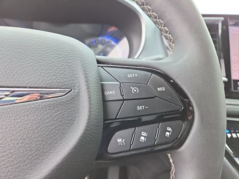 Used 2025 Chrysler Pacifica Limited FWD image 18
